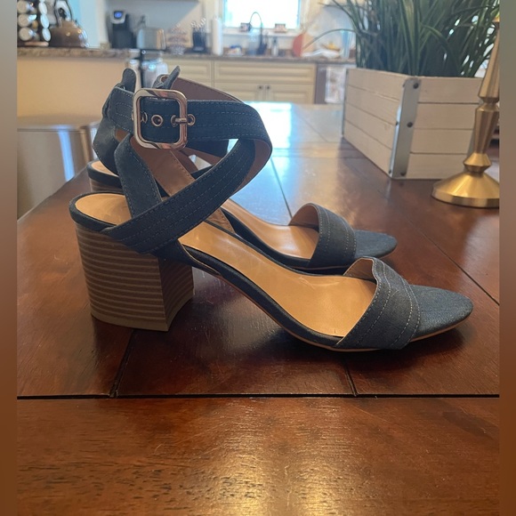 Adorable faux denim heels - Picture 1 of 6